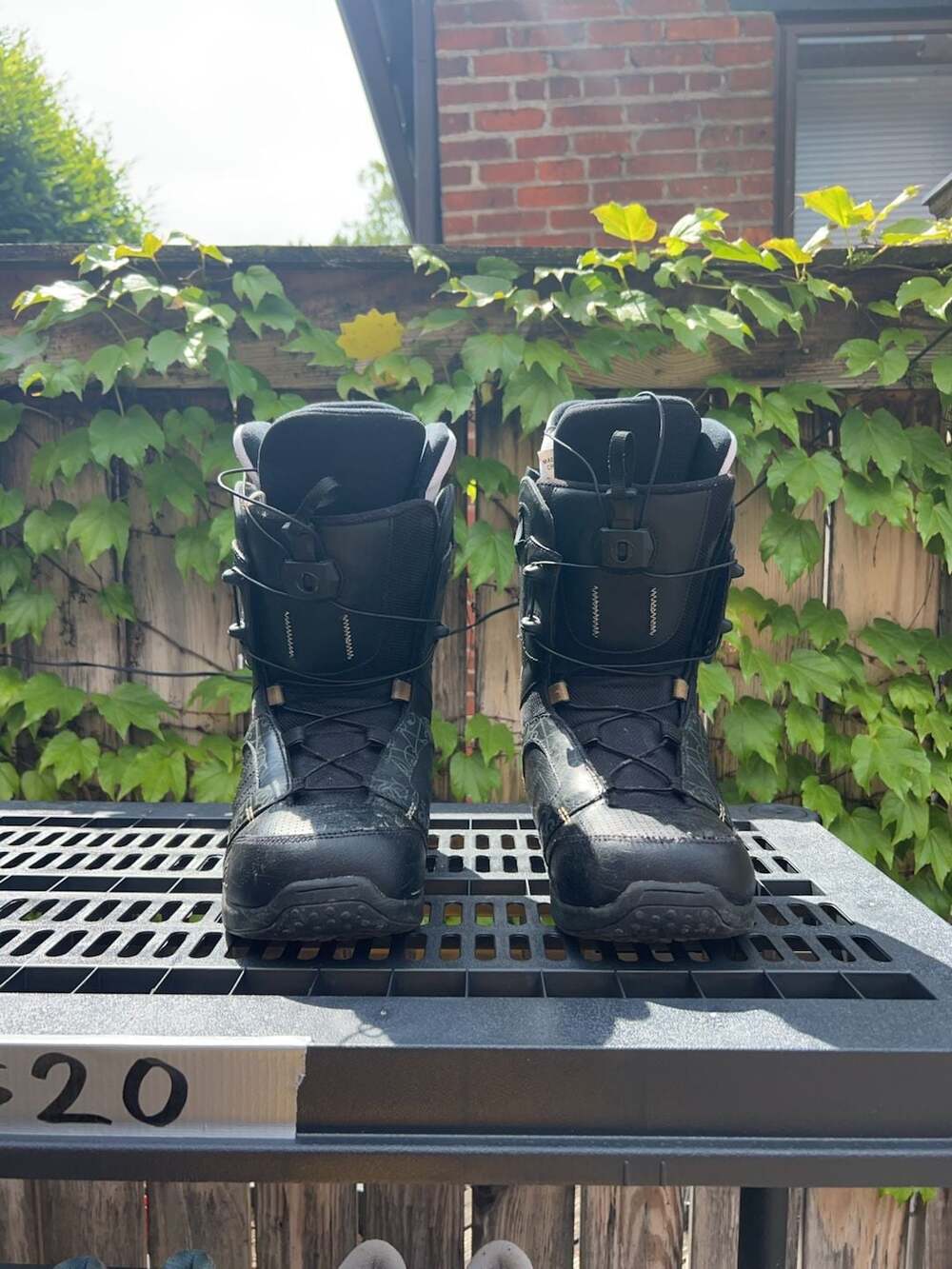 Women’s 10.5 K2 Snowboarding Boots Black Patterned
